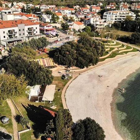 Apartment Anchora - Near Family-Friendly Beach Pjescana Uvala Exterior photo