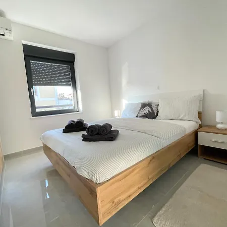 Apartment Anchora - Near Family-Friendly Beach Pjescana Uvala Exterior photo