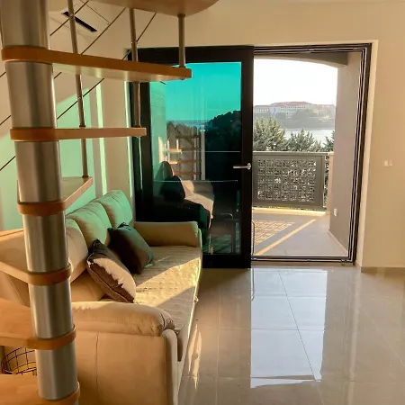 Apartment Anchora - Near Family-Friendly Beach Pjescana Uvala Exterior photo