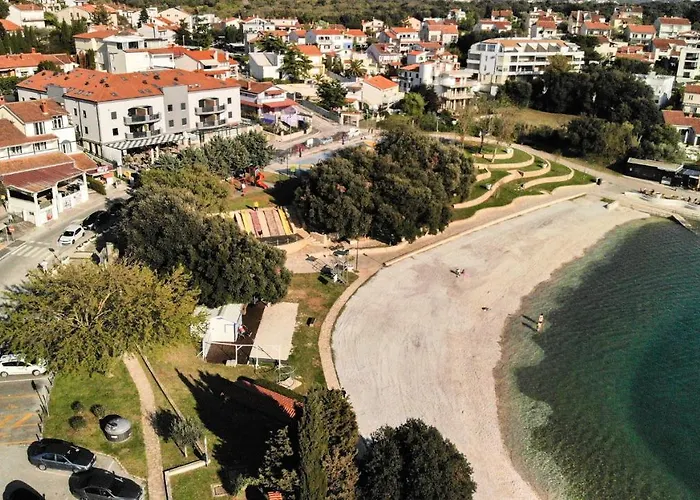 Apartment Anchora - Near Family-Friendly Beach